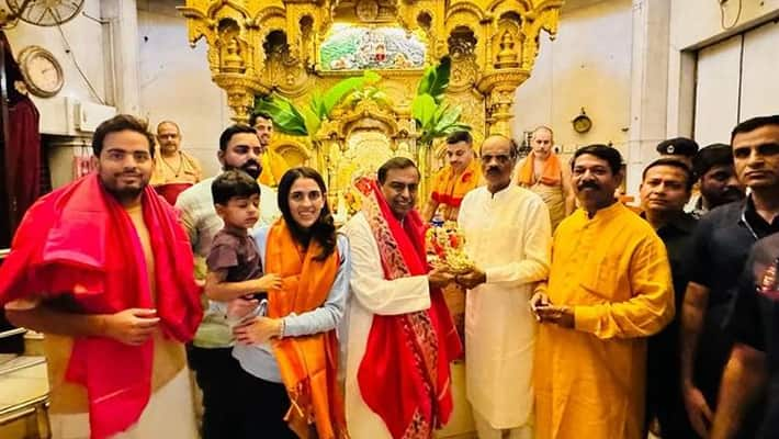 Ambani reached Siddhivinayak with daughter-in-law, son and grandson ...