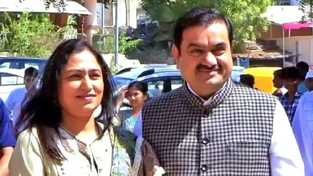 Gautam adani with wife