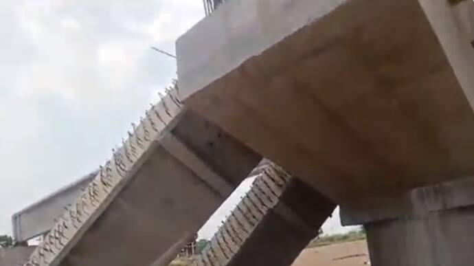 The bridge collapsed with a strong wind in Telangana