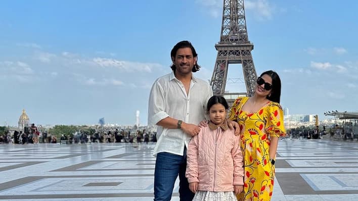MS-Dhoni-and-his-wife-Sakshi-Dhoni-visited-Eiffel-tower-in-France