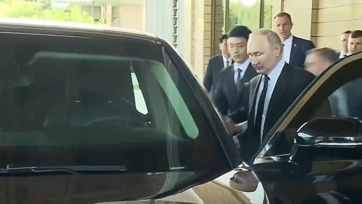 Vladimir Putin gifted Aurus car to Kim Jong un 