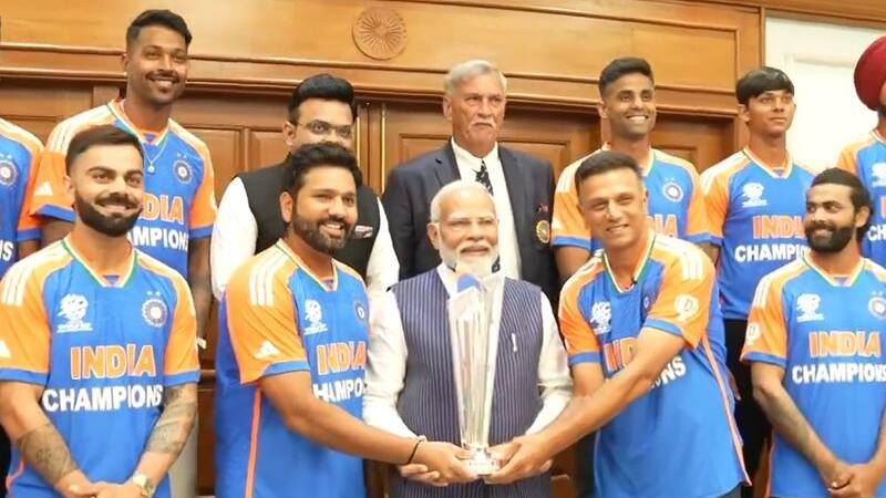 PM Modi With Indian Cricket Team T20 World Cup Trophy