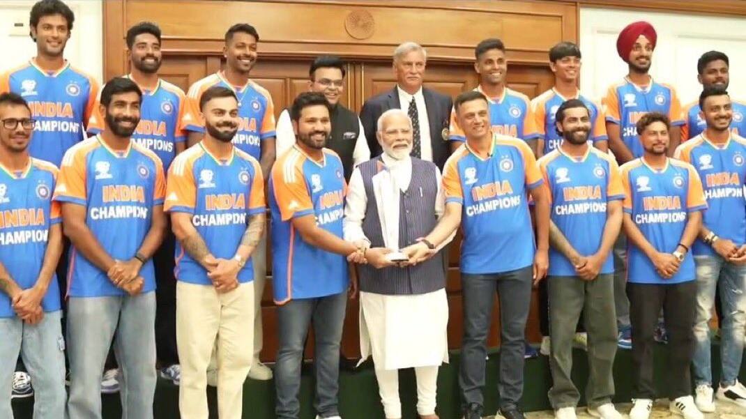 NARENDRA MODI WITH INDIAN CRICKET TEAM
